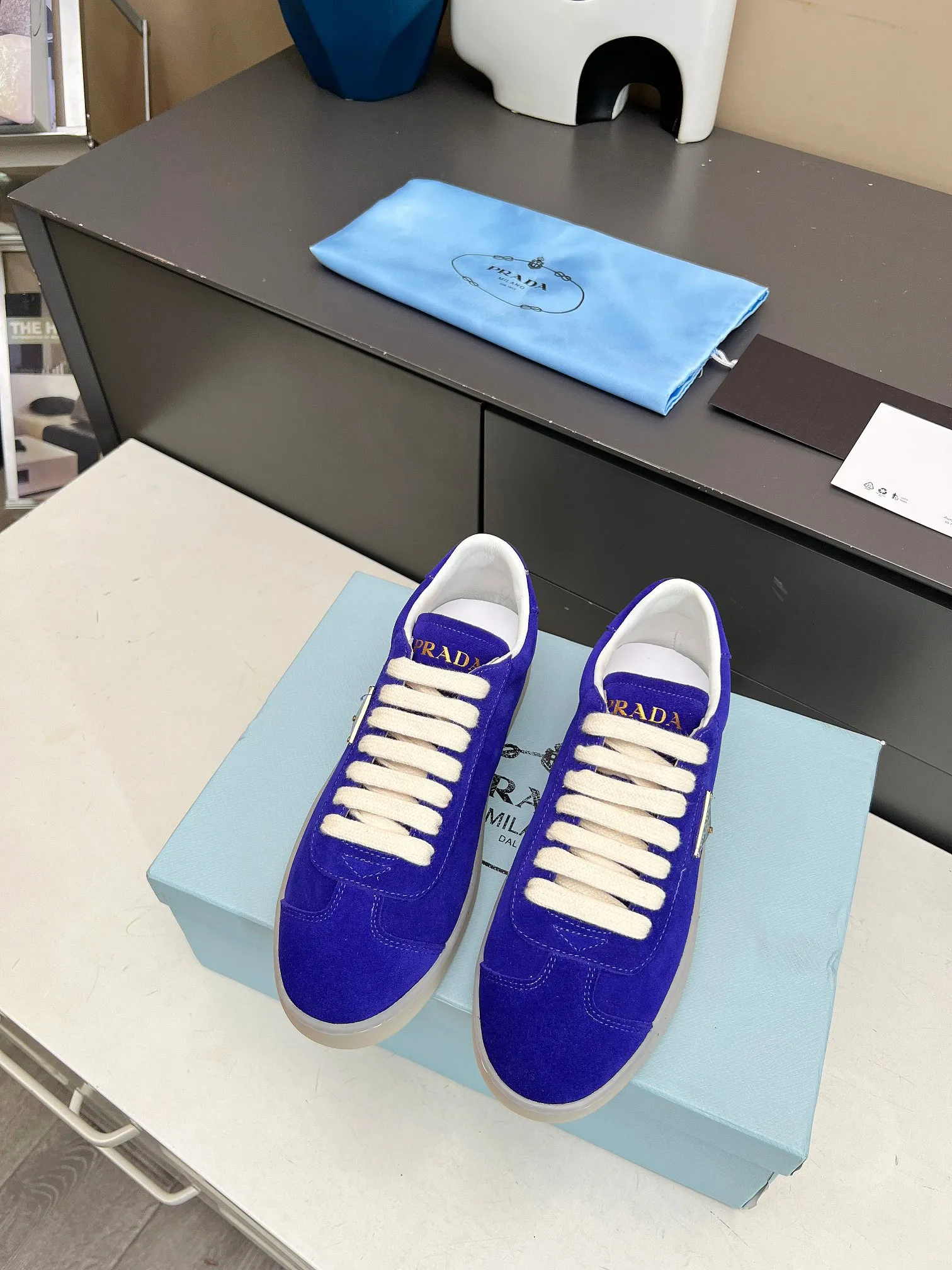 👟👟Ex-factory price 480👟👟 2024 Prada/Prada "couples" metal logo decorated Lane leather sneakers. This sneaker is fashionable and simple, showing the full integration of minimalist style and sports personality. Easy to wear and durable, artistic retro style. Leather material: original imported cowhide. Lining: sheepskin lining. Shoe logo: enamel-coated triangular metal logo. Size: 35-45 (female 41, male 45, custom-made, non-returnable).
